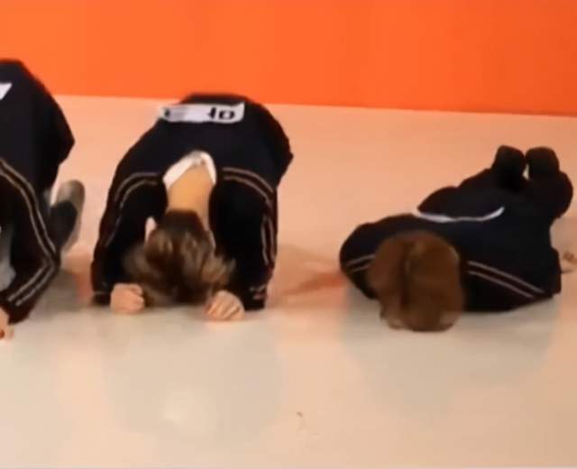 王怡人|女星王怡人参加团体活动,拒绝下跪行韩国大礼!穿粉睡衣站直身体