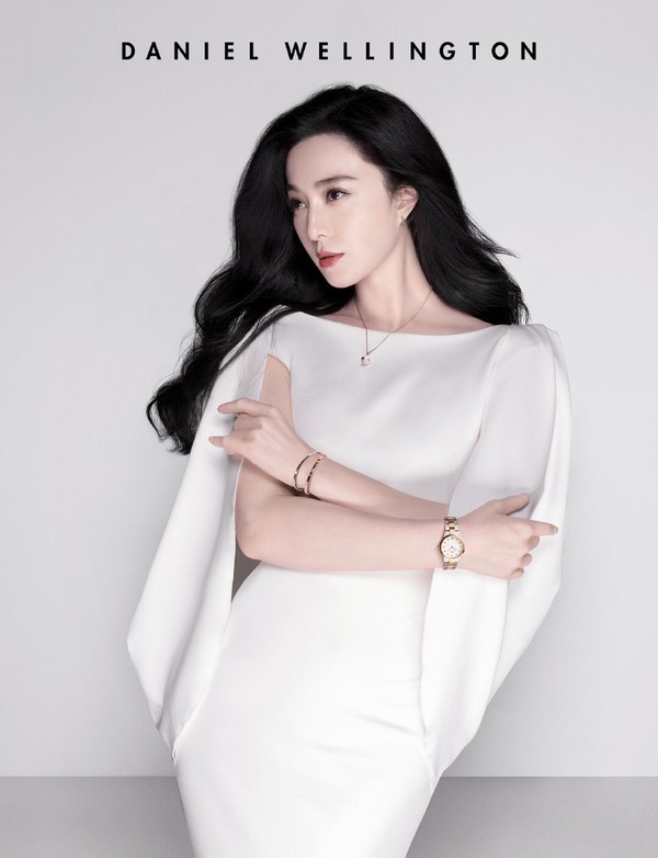 范冰冰|范冰冰再拿下全球代言太抢手！穿黑裙美艳大气，涂红唇更风情万种