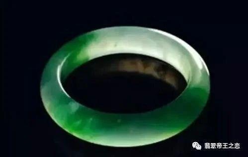 |翡翠手镯是扁的好还是圆的好？