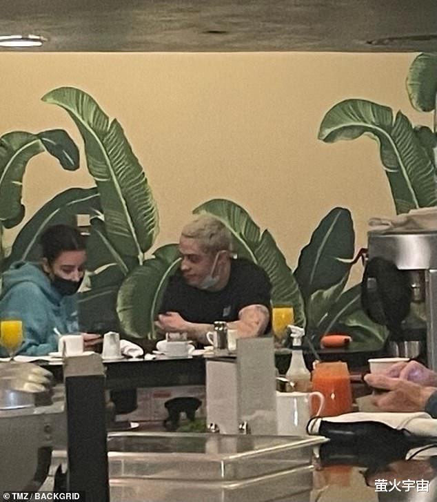 金·卡戴珊|金·卡戴珊带小14岁男友回洛杉矶，酒店中吃早餐，被猜曾共度一夜