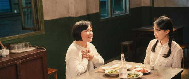 李焕英|《李焕英》中的张小斐爆红早有预兆?看杨幂的同学聚会她坐哪