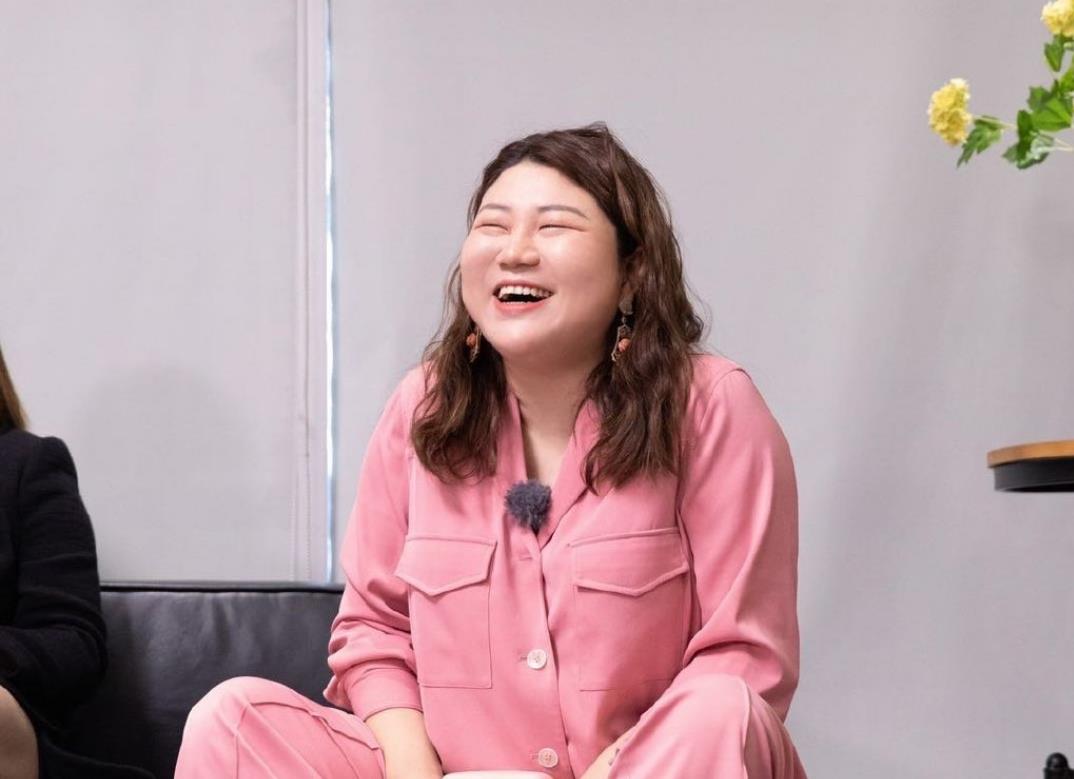 家装日志 杨天真私下与李诞聚会，穿黑色外套难掩臃肿，被李诞搂肩热聊