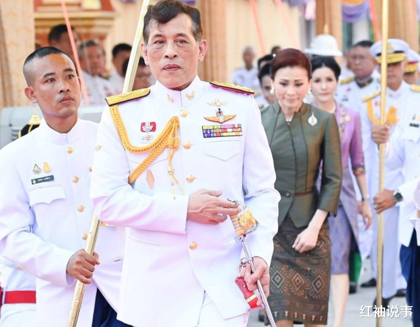 佟丽娅|36岁诗妮娜不是善茬，抱着萌娃挤进合影，利用粉丝孩子刺激王后