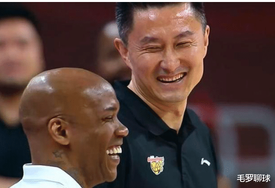 斯蒂芬·馬布里|姚明單手握手80歲蔣興權，馬布里卻彎腰伸出雙手，原因耐人尋味