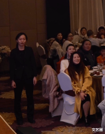 电视剧|女网红“贝勒爷”打工时期照片曝光，站舞台上给新娘提裙子，如今却月入百万