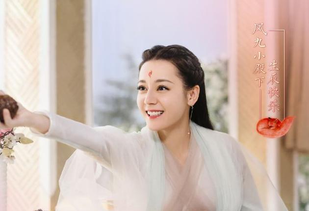 迪丽热巴|迪丽热巴玩手机，当镜头绕到正面，看到她胳肢窝，有点大煞风景！