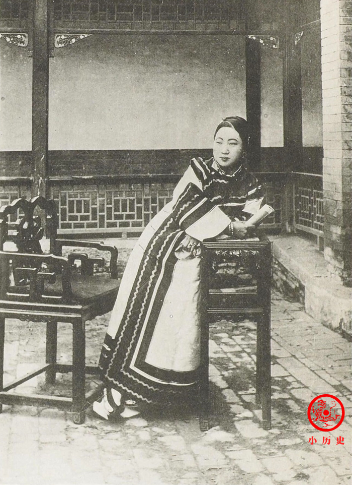 慈禧太后|晚清老照片：戴枷囚徒睡大街，青楼女子在老妈子陪伴下外出应酬