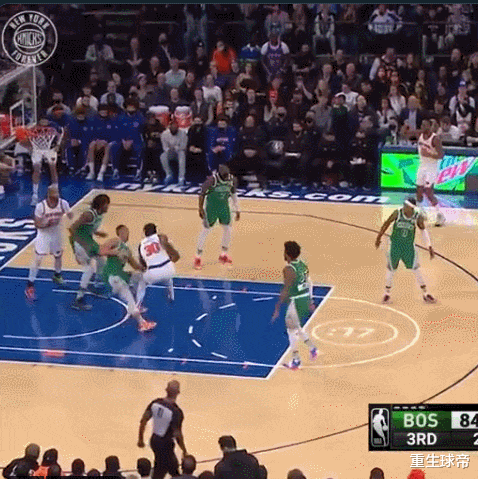 蘭德爾|嗨翻全場！蘭德爾帶球撂倒兩名防守球員上籃得分，后者倒地遲遲起不來