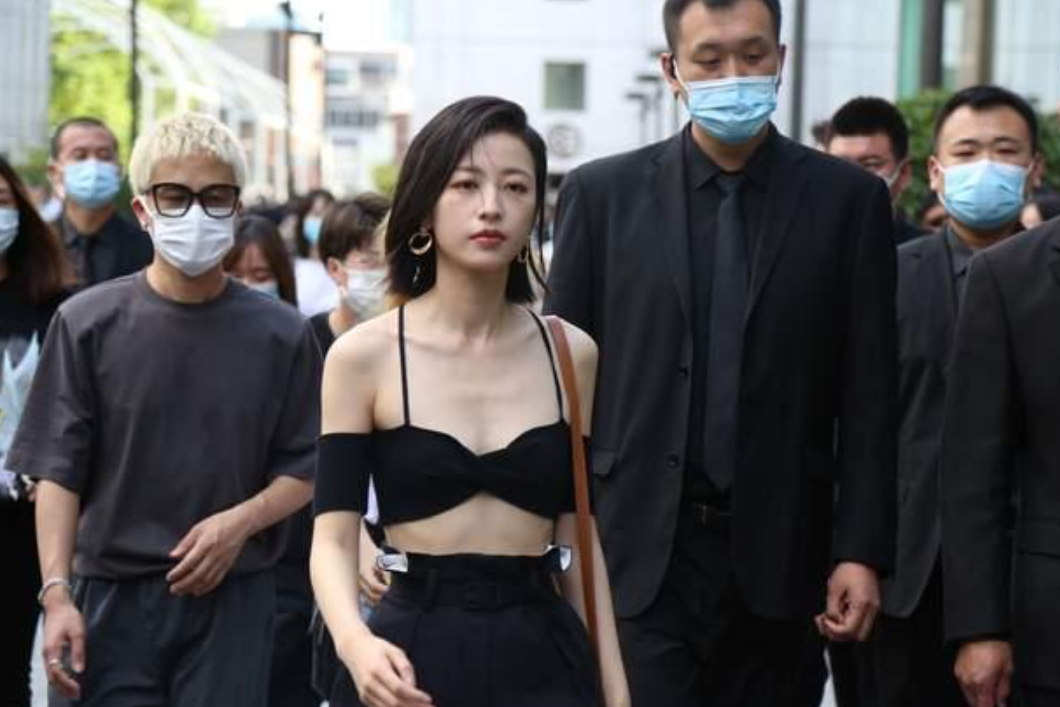 何有强|周雨彤“火”了,用吊带抹胸上衣搭配西装阔腿裤,穿得越来越胆大