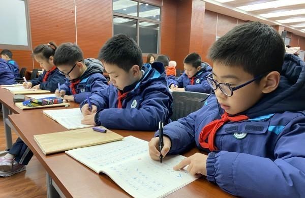 浓烈难咽下|北大韦神因“板书”上热搜，字迹仿若视觉盛宴，学生舍不得擦黑板