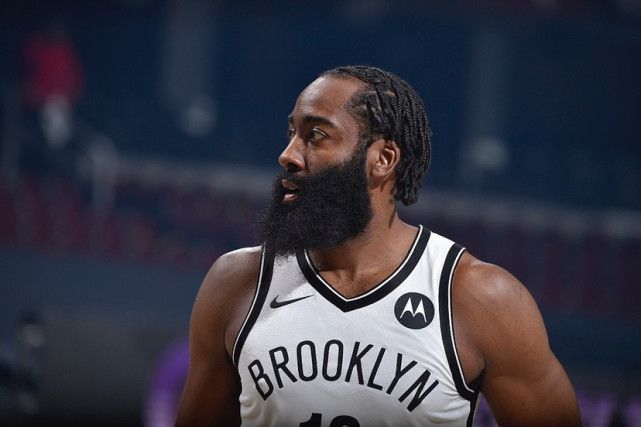 篮网队|篮网若要夺冠，一球员必须交易走，他防守不积极就连吃饼都不利索