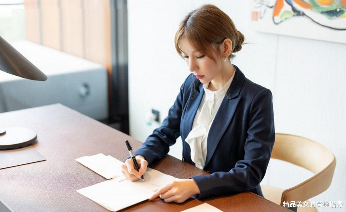 小姐姐|小姐姐整体气质优雅干练，一身职业装一样美丽出众，有着女王范