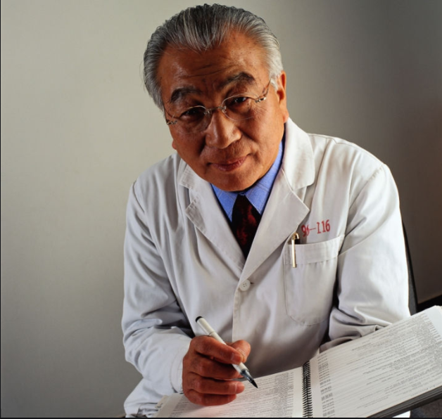 运动|95岁退休医生：男人“油尽灯枯”后。坚持1物泡水，肾脏显年轻