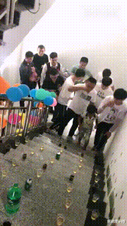 |搬进刚租来的新房，打扫卫生不小心发现的，我该不该告诉房东呢