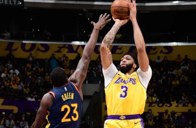 湖人隊|衛冕冠軍恐崩盤！庫里逆天壓哨三分轟15分，詹眉19中3湖人懸了