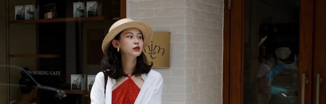 潮流搭配小甜馨|一眼万年的红色裙子，配什么颜色的外套更好看？