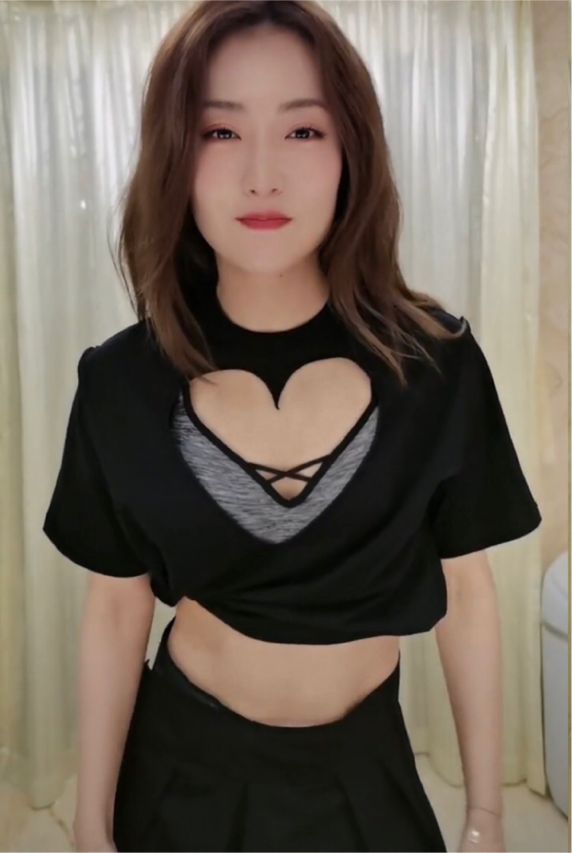 白冰|34岁白冰热舞秀马甲线，腰身纤细不像生过娃，胸前挖一洞太吸睛