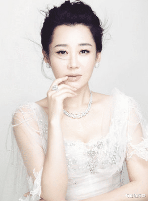 许晴|52岁许晴仍单身，被记者刁难问生理需求时，她7字回答堪称教科书