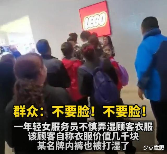 少点意思 重庆某餐厅：女服务员不慎弄脏顾客衣服，顾客要求下跪道歉引众怒！