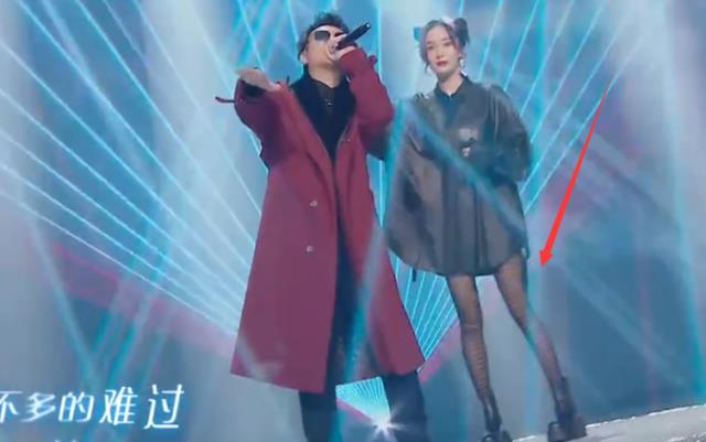 杨幂|杨幂吊威亚上唱歌，垂下来的“蜜汁腿”亮了，钢丝都不敢说比这直？