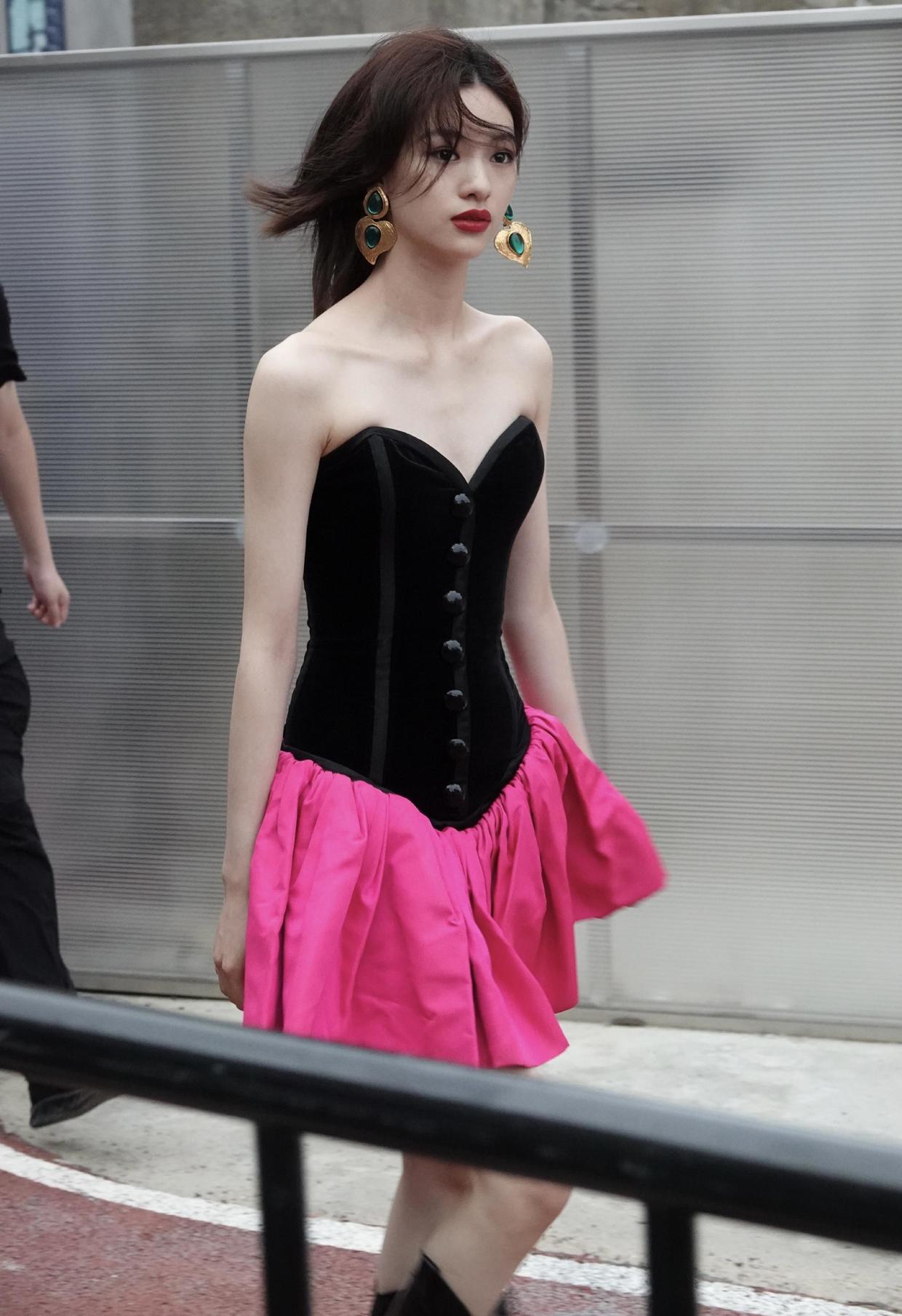 何有强|邱天22岁就这么美!穿黑色与玫红色拼接抹胸复古花苞裙,高级时髦