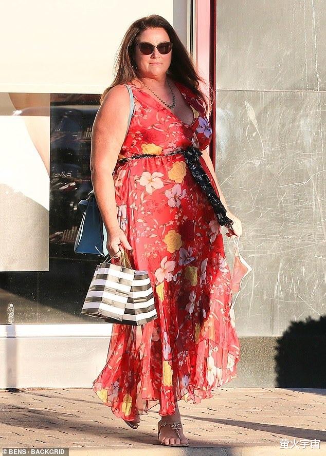 皮尔斯·布鲁斯南|皮尔斯·布鲁斯南58岁爱妻逛街，比年轻时丰腴太多，最帅007仍宠溺