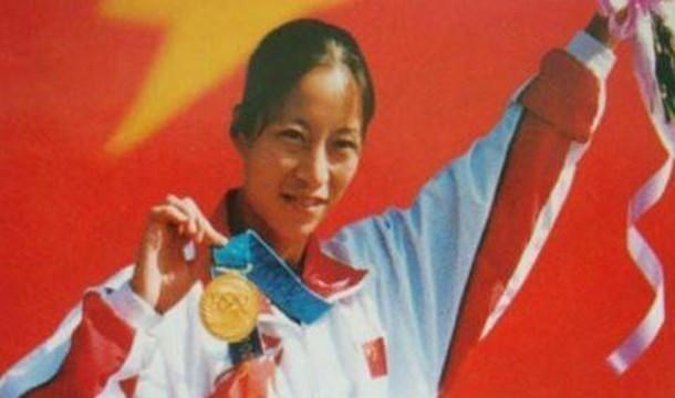 奶豆说育儿|21年前，王丽萍获得金牌后，现场无人庆祝，她绕场一周为自己祝贺