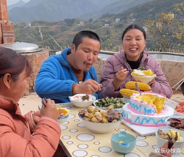 |网传牛爱芳夫妇吃火锅照，小春花无龅牙穿着靓丽，网友：好演员