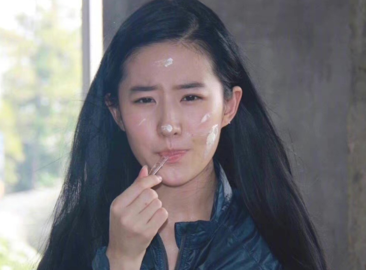 刘亦菲|美人在骨不在皮，刘亦菲的这个大黑袄，完美诠释了时尚度全靠脸