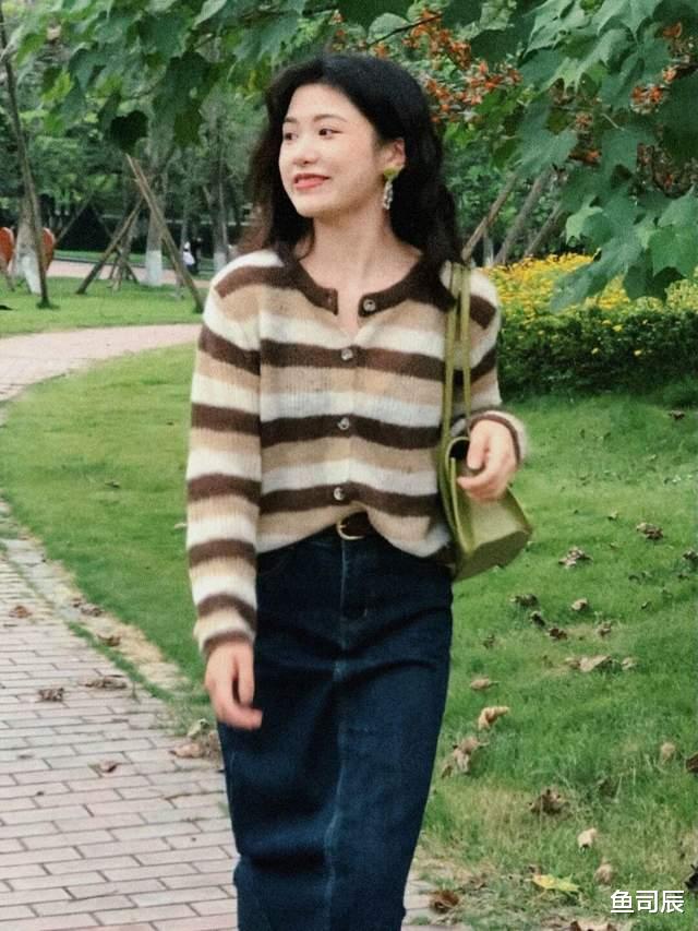 鱼司辰|早秋的甜酷穿搭!针织开衫+牛仔裙,简约大方不做作,优雅又洋气