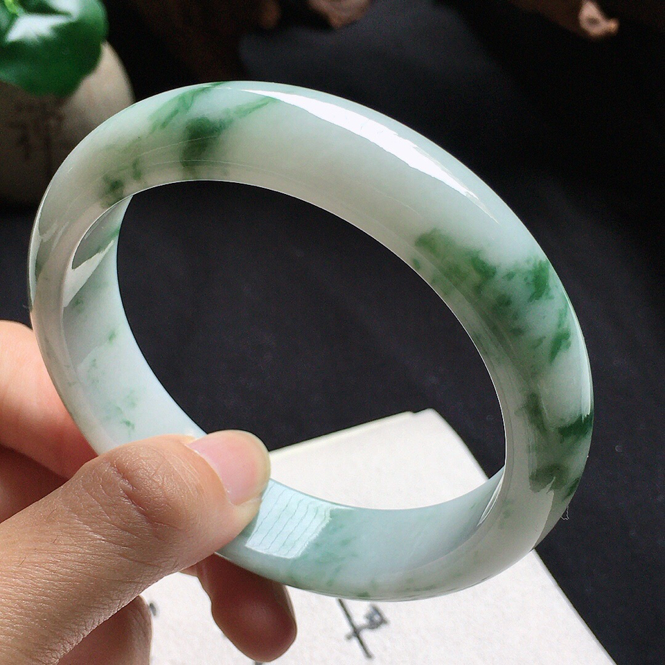 哈轩翡翠 飘花翡翠戴久了,花「真的飘了」。