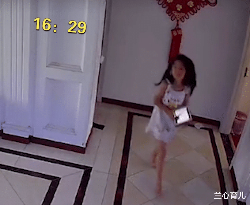  妈妈查监控看女儿一天干了啥，发现手不对劲，放大画面后不淡定了
