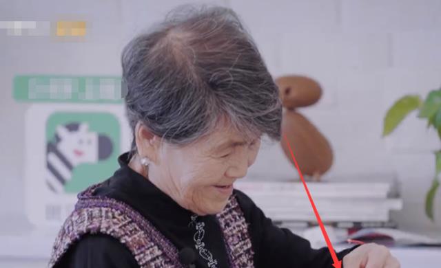 黄圣依|有种炫富叫黄圣依，婆婆剪窗花手上戴满金银珠宝，剪子更是重头戏