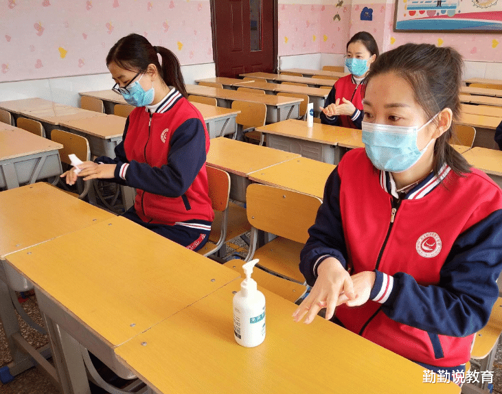 非洲 初二女生公交车没让座，被45岁大妈道德绑架，女孩一句话让其闭嘴