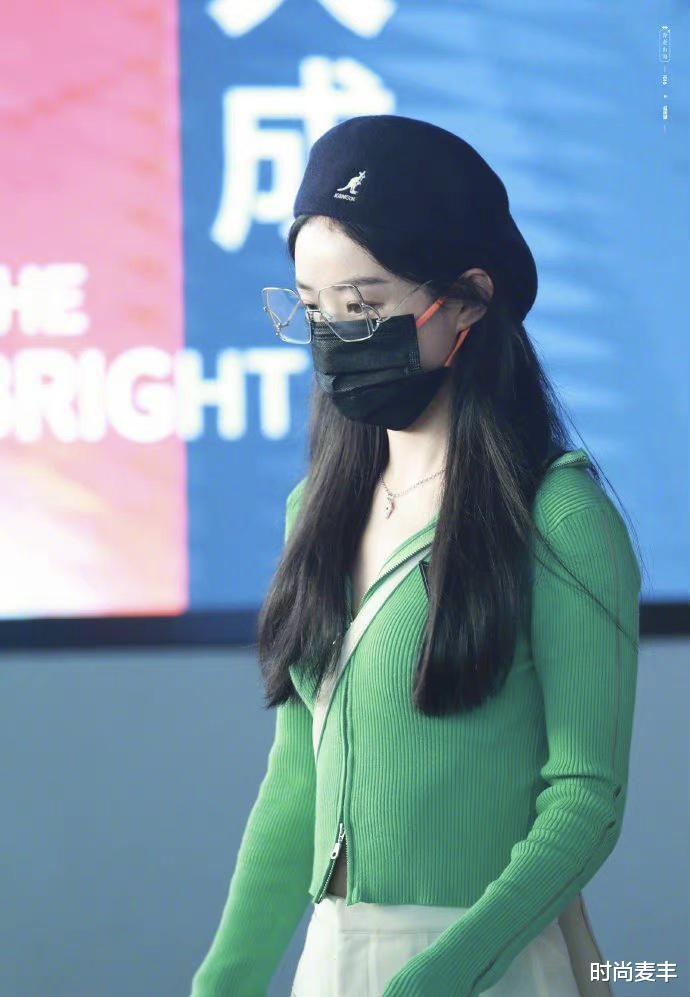 迪丽热巴|赵丽颖生图机场造型，绿色上衣搭配白色裤子清新优雅，造型时尚感十足