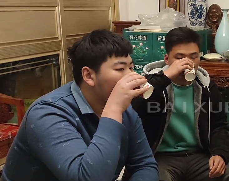 熊黛林|大衣哥的家教有多差？朱小伟20岁不会讲话，买衣服还需爸爸付钱