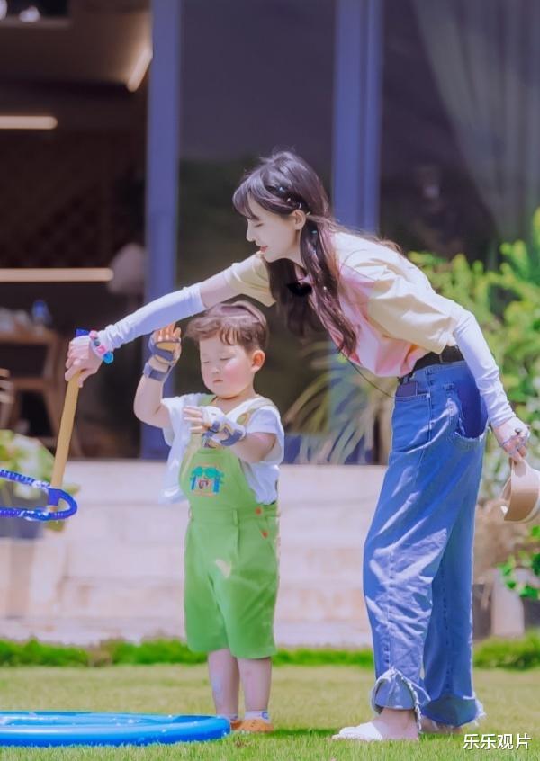 郑爽|郑爽弃养事件再出新招：粉丝形容DNA鉴定孩子不是郑爽亲生的