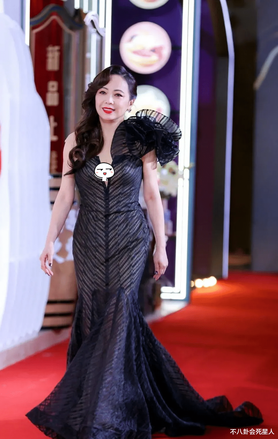 阿娇|最新女星红毯：55岁邓萃雯深V上阵太拼，阿娇臃肿，李纯身材吸睛