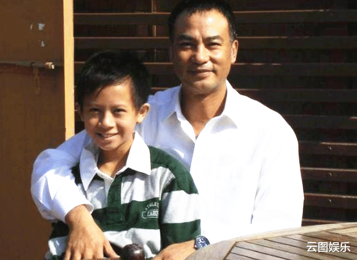 杨幂|恭喜！28岁知名童星结婚，纹身师女友白发红唇，配中式礼服太前卫