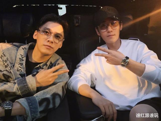 李易峰|李易峰搂着朱一龙的腰，传声：爱你一万年！春晚进行时互动太甜了