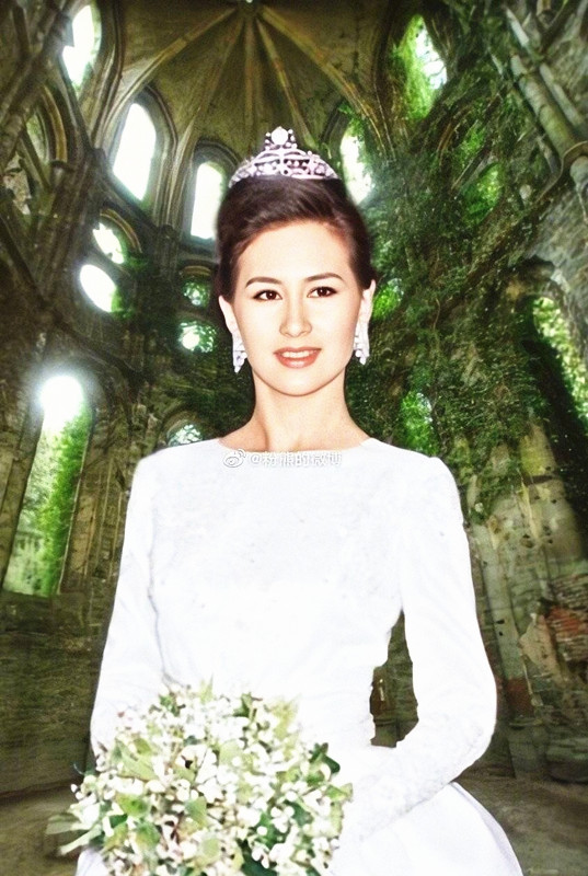 全球时尚号 “赌王千金”何超琼和小鲜肉同框，穿印花外套气色好，精气神十足