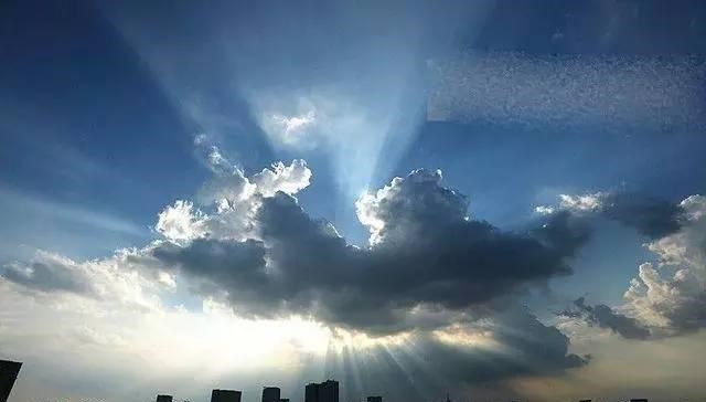 丁达尔效应 “丁达尔现象”在湖南出现，光芒万丈十分耀眼，这现象是好是坏