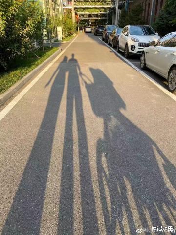 朱珠|朱珠坐月子期间外出，跟老公一起溜娃，女儿躺在婴儿车里晒太阳