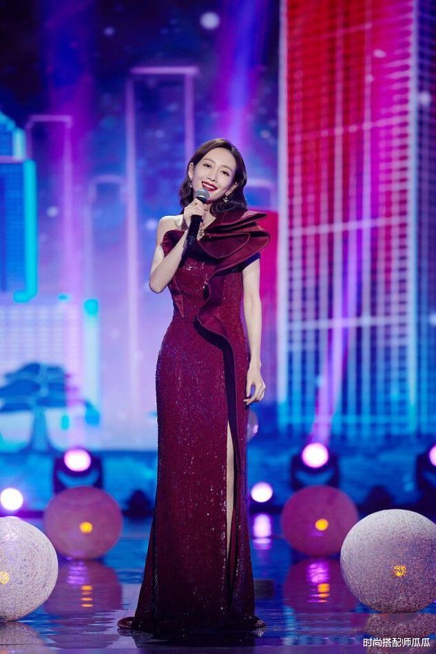 王鸥|王鸥越来越有女人味了，一袭酒红鱼尾裙亮相，肤白腿长美貌满分