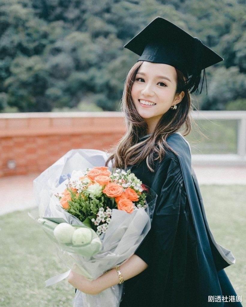 香港小姐|恭喜！26岁TVB小花晒硕士毕业照，同公司艺人男友低调出镜撒狗粮