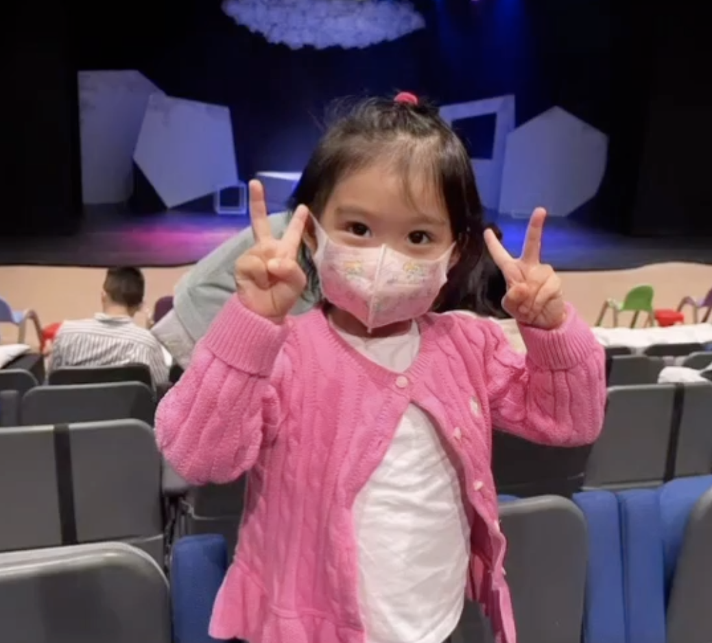 马嘉祺|霍启刚带小女儿看音乐剧，霍中怡大眼睛水灵颜值高，与姐姐如出一辙