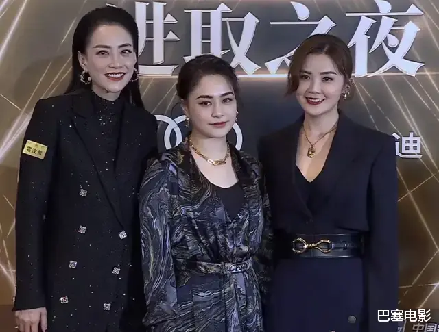 刘敏涛|时尚盛典，时尚在哪？娄艺潇吓人，刘敏涛乱穿，杨颖熟女风压全场