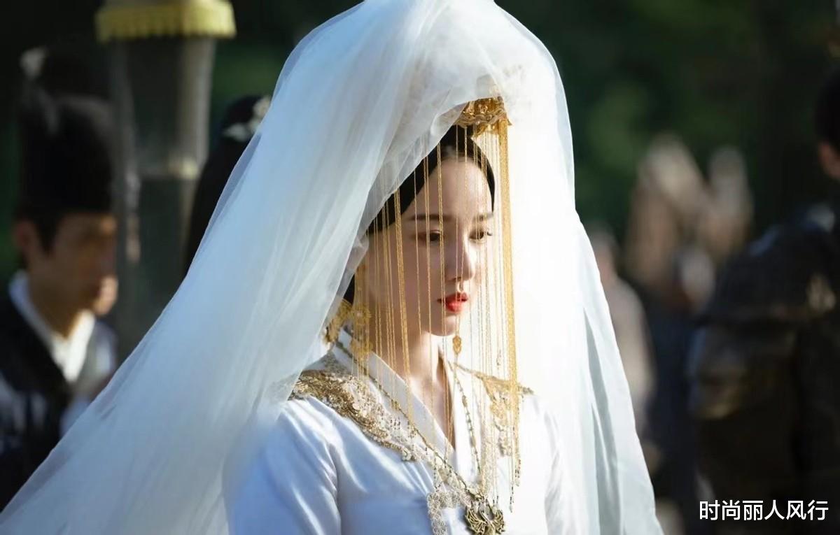 湖南卫视|杨幂新剧开播压力大！陈小纭意外大火成最大赢家，一身配色太惊艳