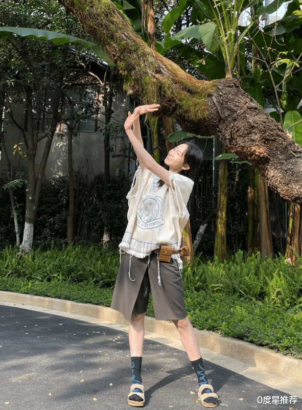 0度星推荐|张艺凡隧道大片，穿“毒汁靴”秀A型腿，杨幂都做不到