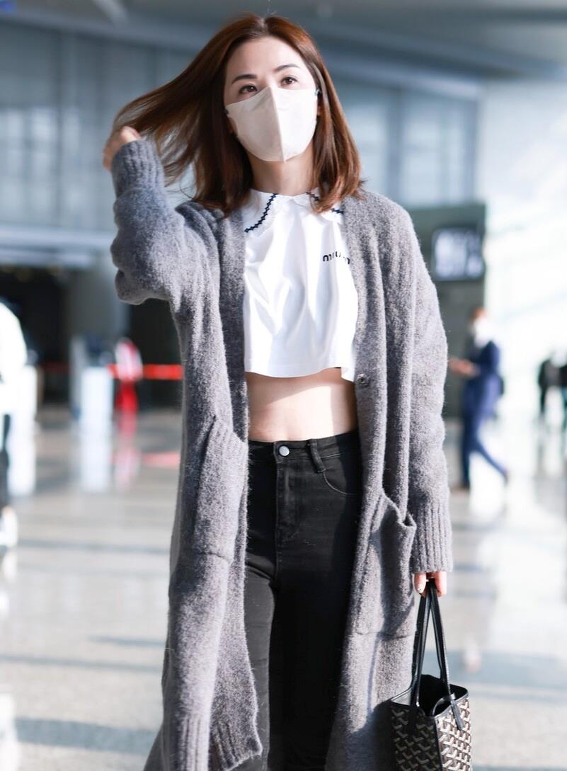 gai|阿Sa为秀身材太拼了，大冷天穿露脐装，看到马甲线被惊艳到